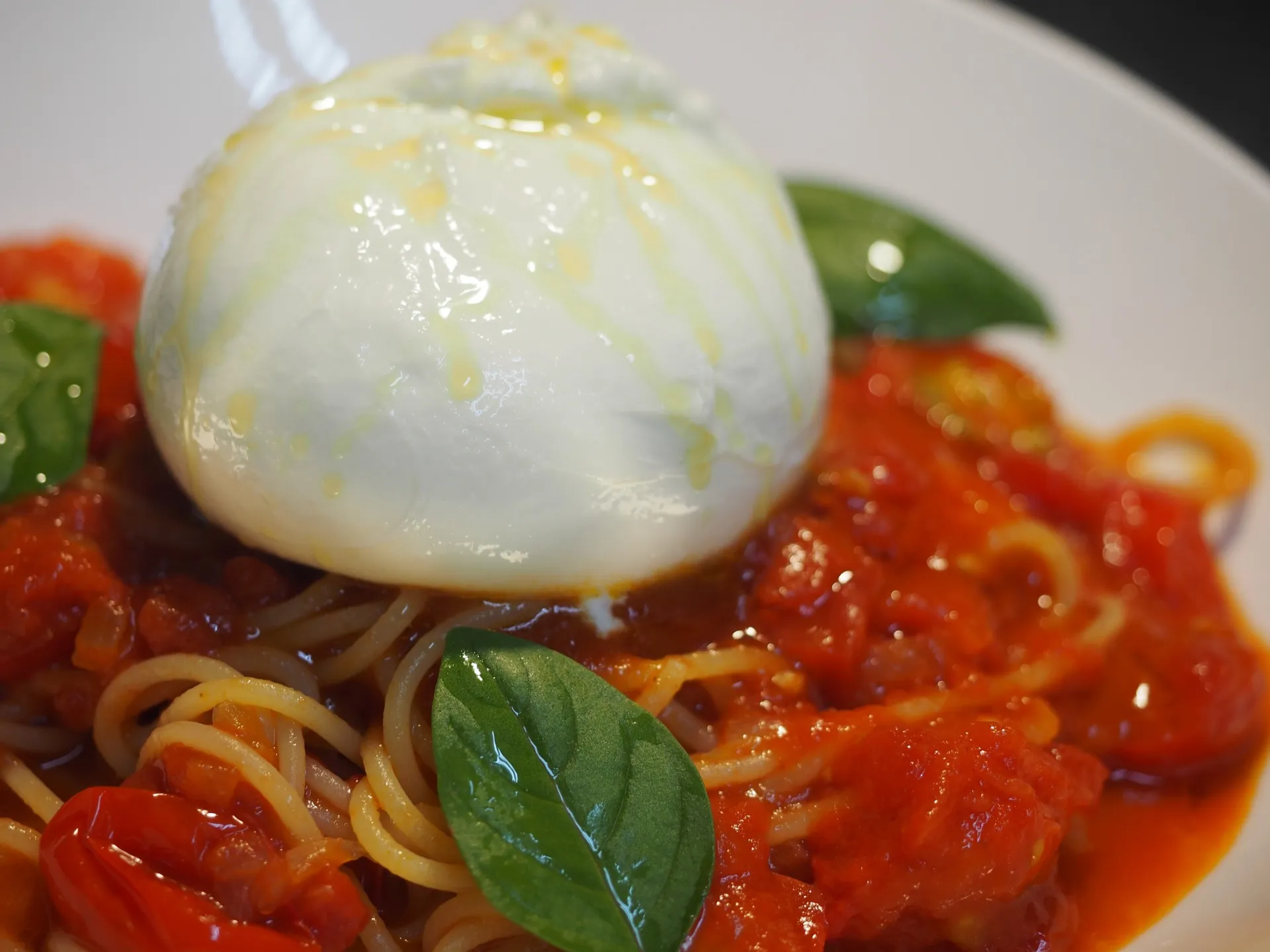 白鷹産ミニトマトたっぷりとブッラータチーズのスパゲッティーニ